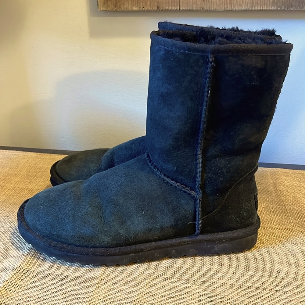 Ugg Classic Short boots. Authentic. Size 8. Great used condition. - Picture 3 of 7